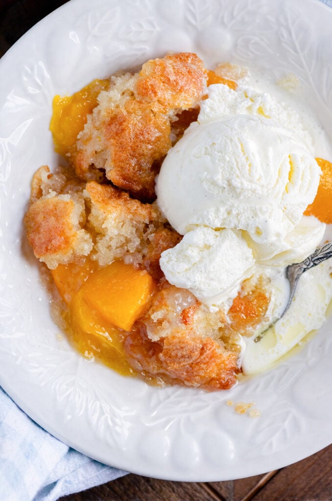 Easy Peach Cobbler Recipe with Simple Ingredients