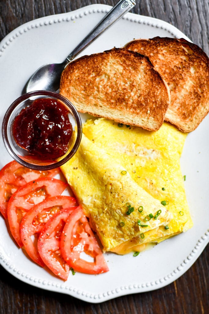 Elevate your breakfast game with Gordon Ramsay's cheesy omelette recipe! Simple, flavorful, and oh-so-delicious. Try it now! ????️???? #CookingWithGordon #DeliciousStart